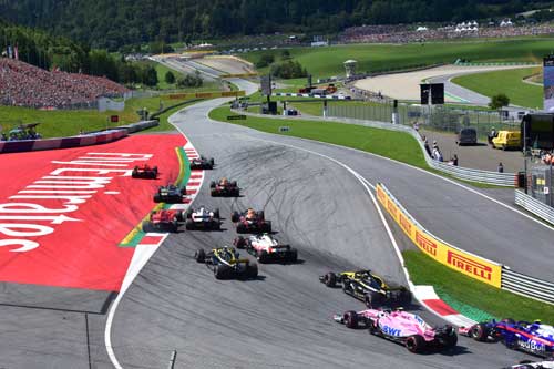 The field take the first corner at the 2018 Austrian GP